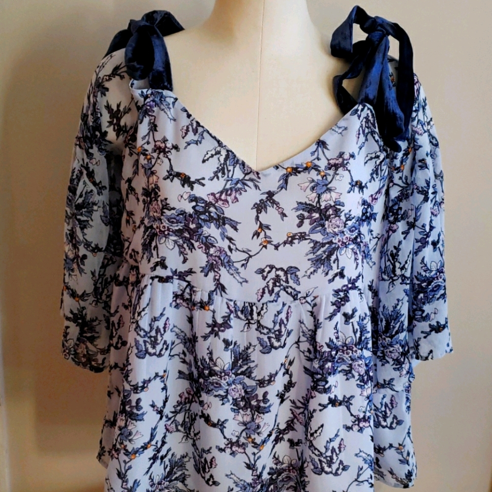 🌲LOFT open shoulder long sleeve blouse.